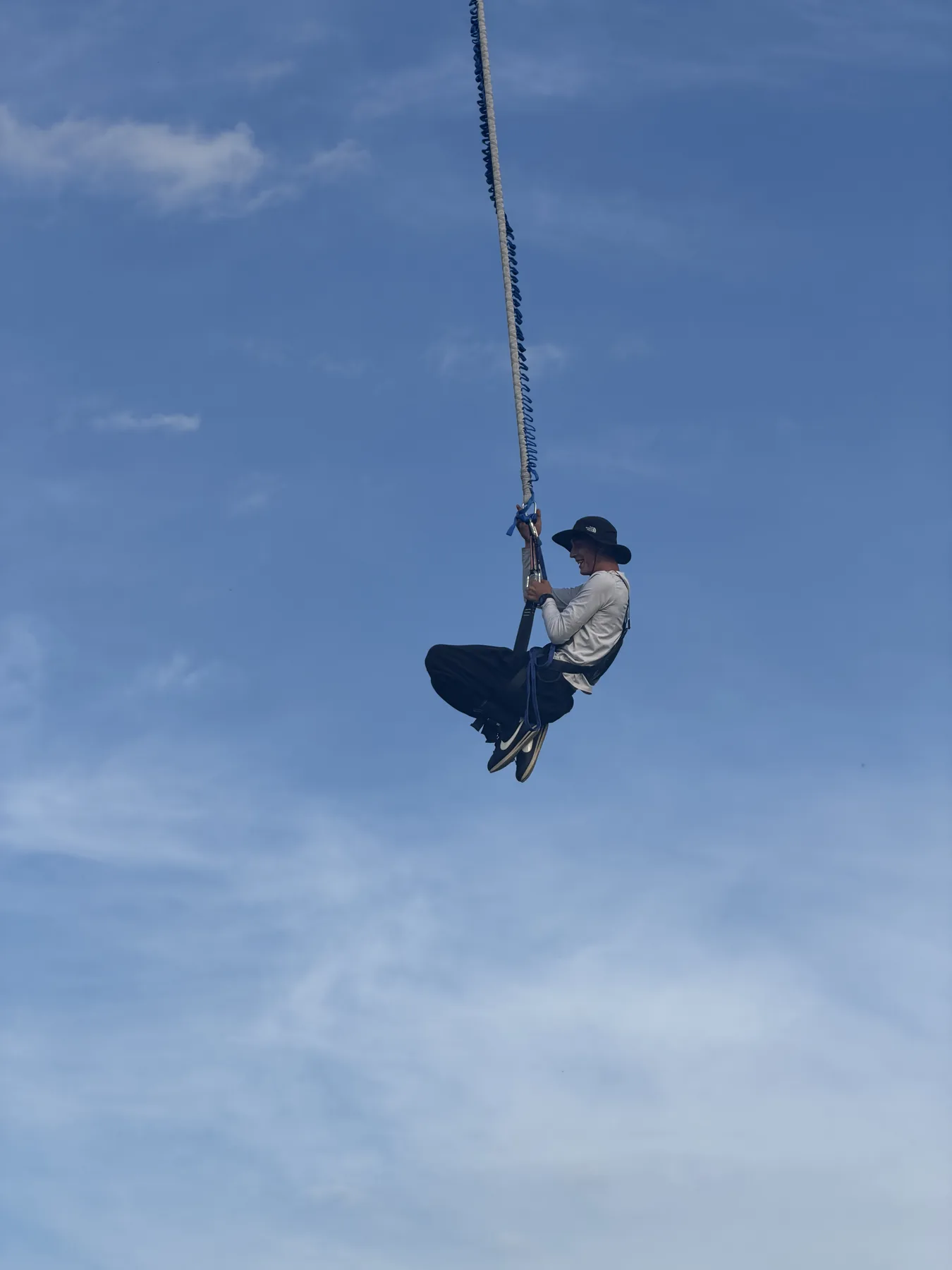Uczestnik bungee po skoku na linie