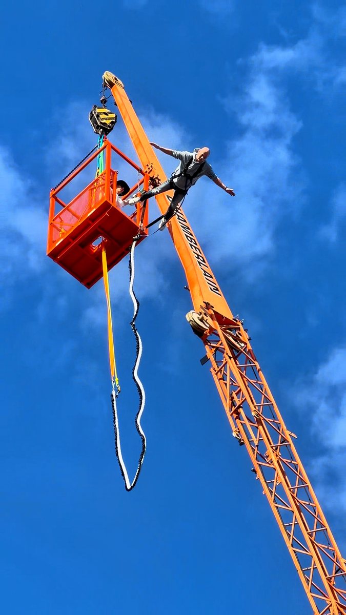 Uczestnik skoku bungee na pomarańczowym dźwigu