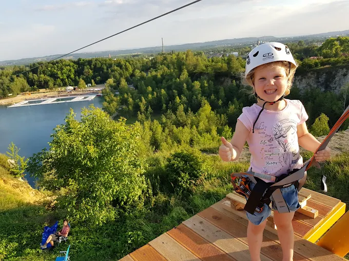 Dziecko przygotowane do zjazdu tyrolką nad Balatonem